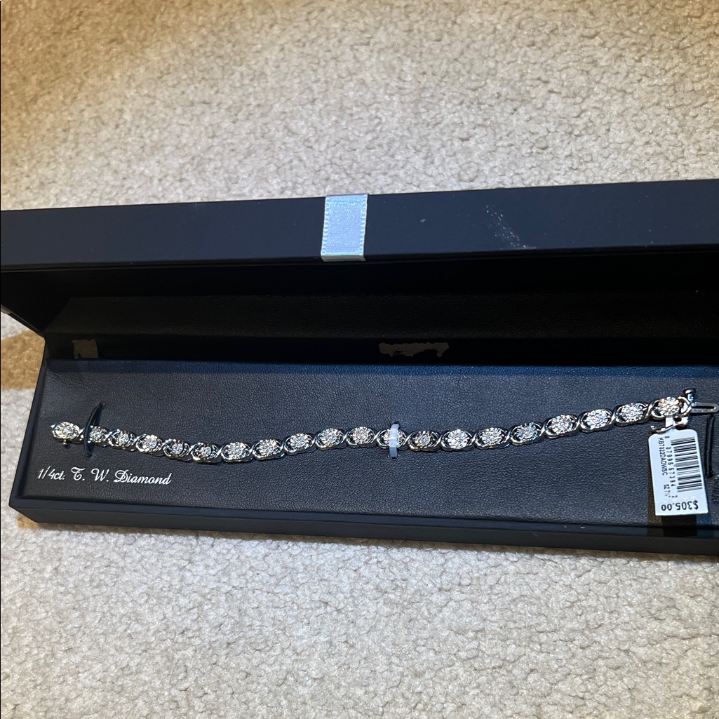 14 Ct Tw Diamond Dazzling Sterling Silver Diamond Bracelet